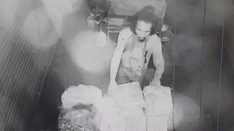 ตร.อุดรฯ เร่งตามล่าตัวโจรมอซอ ลักฮอตดอกจากร้านชำ เผยก่อเหตุมาหลายครั้ง