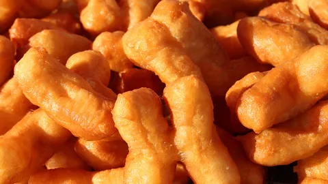 ครัวการบินไทยทอด ปาท่องโก๋ ขายรับอรุณ ชวนจิ้มสังขยาเจ้าจำปีสุดฟิน