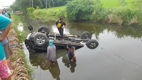 คว่ำจมคลอง