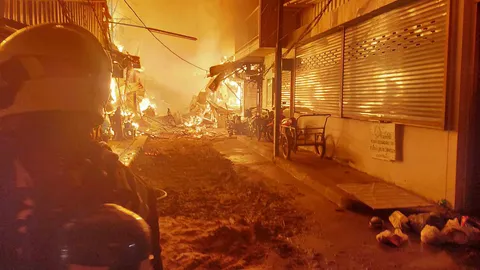 ไฟไหม้บ้านใกล้ตลาดใหม่ดอนเมือง วอดแล้ว 6 คูหา ยังควบคุมเพลิงไม่ได้