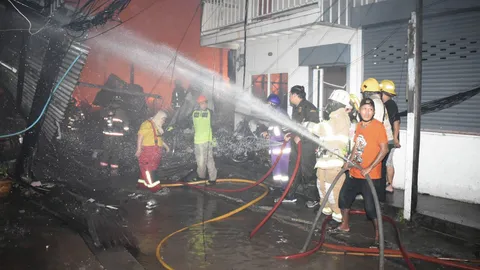 คุมได้แล้ว ไฟไหม้บ้านเรือน ย่านดอนเมือง วอดกว่า 50 หลัง ไร้เจ็บ-ตาย 