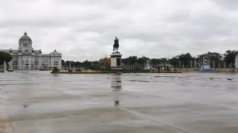 ทหารตั้งรับ ขนแท่งแบริเออร์ยักษ์ ปิดลานพระรูป หวั่นม็อบเดินยั่วยุ