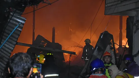 เพลิงผลาญ-ชุมชน ตลาดใหม่ดอนเมือง ไร้ที่อยู่อาศัย 150 คน บ้านวอดวาย 45 หลัง