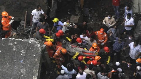 อีกแล้ว! อินเดียตึกถล่มคร่าชีวิตนับสิบ เร่งช่วยคนติดใต้ซาก