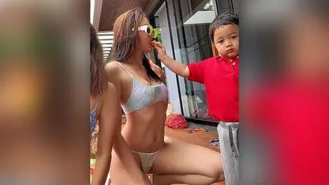 ยอดไลค์สูง เพราะชุดว่ายน้ำ ชมพู่ หรือเอ็นดูหน้ามึนๆของ น้องพายุ กันแน่