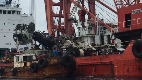 ทีมกู้ซากเรือเฟอร์รี่ นำรถบรรทุกขยะจมทะเลขึ้นได้ ยันไม่กระทบต่อสิ่งแวดล้อม