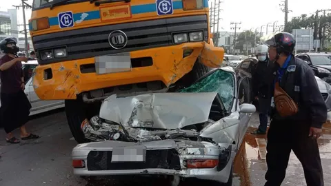 รถบรรทุกหินเบรกแตกแต่ขับต่อ ทับหนุ่ม 27 ดับคาเก๋ง พ่อแม่บาดเจ็บ 