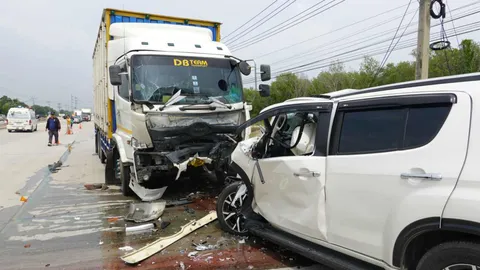 ครูสารพัดช่าง ขับมิวเอ็กซ์แหกโค้ง ประสานงาสิบล้อดับคาซาก คาดหลับใน