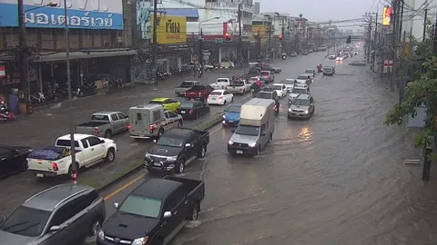 เมืองอุดรฯ เจอฝนถล่ม 1 ชม.น้ำรอระบายท่วมถนน-ชุมชน เทศบาลเร่งสูบเต็มที่