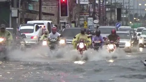 ฝนถล่มเชียงใหม่ น้ำดอยสุเทพไหลซ้ำ ทำน้ำท่วมขัง จราจรติดขัดหลายเส้นทาง
