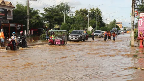 ฝนตกน้ำป่าไหลบ่าท่วมถนนสาย 108 เชียงใหม่-หางดง เร่งสูบออกเย็นนี้แห้งแน่