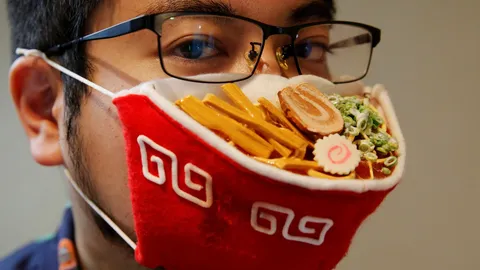 ไอเดียบรรเจิด! ดีไซน์หน้ากากอนามัยไม่ธรรมดา มาพร้อมชามราเมง