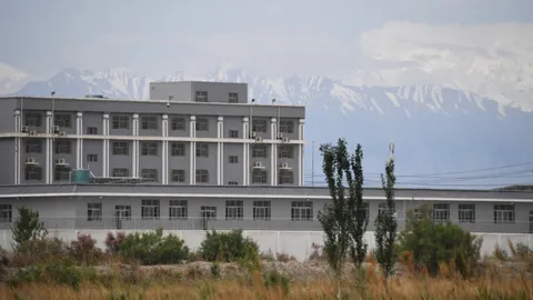 เผยรายงานจีนขยาย "ค่ายปรับทัศนคติซินเจียง" เพิ่มอีกกว่า 100 แห่ง