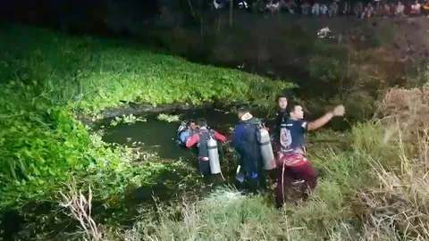 เก๋งซิ่งแหกโค้ง พุ่งตกลงคลอง จมน้ำมิดคัน หนุ่มดับ แฟนสาวหนีตายหวิด