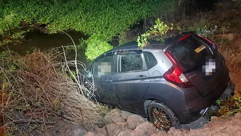 “หนุ่ม” ควบเก๋งตกน้ำดับ แต่แฟนรอด