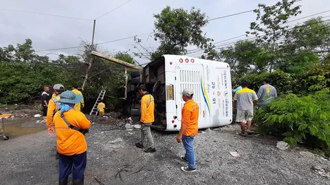 ฝนตกถนนลื่น รถทัวร์เสียหลักหมุนพลิกคว่ำ ชนเสาไฟริมถนนที่ปากช่องเจ็บ 9