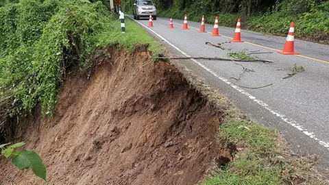 ปิดด่านทางขึ้น "ศาลเจ้าพ่อเขาใหญ่" ซ่อมแซมถนนทรุดตัว หวั่นเกิดอันตราย