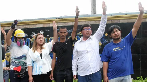 บุกกองพันทหารม้าที่ 4 กองพล 1 รักษาพระองค์