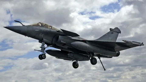 เครื่องบินรบทำเสียงโซนิกบูม สั่นสะเทือนไปทั้งกรุงปารีส