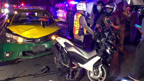 ดาบตำรวจซิ่งจยย.ย้อนศร ชนประสานงาแท็กซี่ บนสะพานข้ามแยกสามเหลี่ยมดินแดง