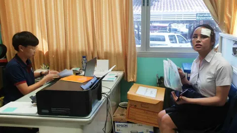 แม่ยันเอาเรื่อง ทหารทำร้ายนศ.สาวสอง คิ้วแตกเย็บ 4 เข็ม ยันถูกบูลลี่ (คลิป)