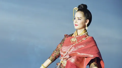 โบว์ เมลดา นำนางรำกว่าพันคนรำบวงสรวงบูชาพญานาค ริมแม่น้ำโขงที่หนองคาย (คลิป)