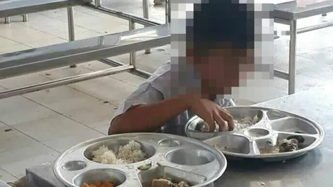 รุ่นพี่ทนดูไม่ได้ น้องอนุบาล ลืมเอาช้อนมา ไม่มีเงินซื้อ ต้องใช้มือตักข้าวแทน