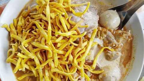 น้องหนึ่งข้าวซอยไก่ ซี่โครงหมูอ่อนทีเด็ด @ป่าซาง จังหวัดลำพูน