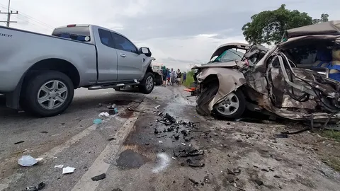 ชนแหลก ฟอร์ดบวกวีโก้กลางถนนที่นครสวรรค์ ตายยกคันรวม 4 ศพ 