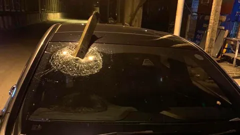 อุทาหรณ์ สาวตกใจ "ท่อนเหล็ก" หล่นใส่รถเบนซ์ เสียบทะลุกระจกฝั่งคนขับ