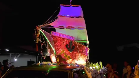 ชุมชนบ้านฟ่อนจัดงานประเพณีล่องสะเปา ลอยกระทงขอขมาแม่น้ำวังหลังออกพรรษา (คลิป)