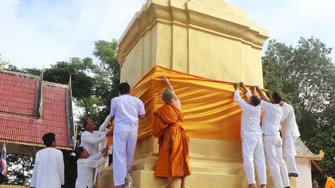 อัศจรรย์พิธีห่มผ้าพระธาตุม่อนหินขาวที่พะเยา ฟ้าที่มืดเมฆฝนพลันสว่างจ้า