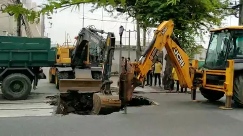 ถนนพระราม 5 ยุบตัวเป็นหลุมขนาดใหญ่ ลึกกว่า 2 เมตร กทม.เร่งซ่อมแซม