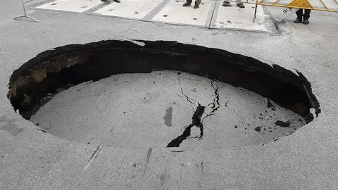 ถนนพระราม 5 ยุบตัว “ตำรวจไทย” ซวยไปด้วย ขี่ จยย.ตกหลุม ถูกนำส่ง รพ.