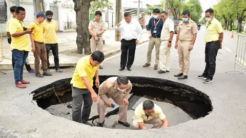 ถนนยุบตัว