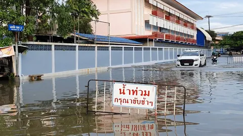มหาชัยฝนตกน้ำท่วมแต่เช้า แถมน้ำทะเลหนุนสูง ถนนสรศักดิ์ การจราจรอัมพาต