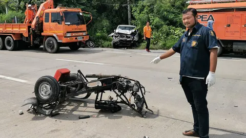 สุพรรณบุรีดุจริง กระบะชนจยย.สามล้อรับจ้างตัดหน้าเสยกระเด็นตายอีก 3 ศพ