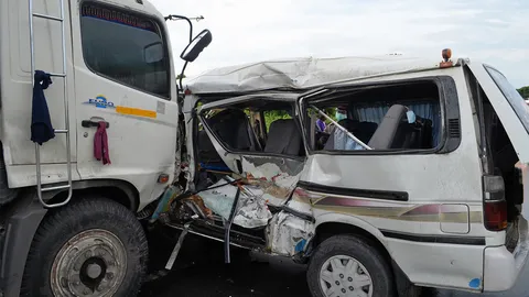 เด็ก ป.3 ดับสลด รถพ่วงชนรถนักเรียน วันเกิด "หนูน้อย" เป่าเค้กงานศพ