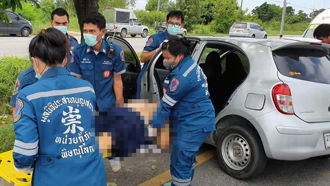 สลด พ่อส่งขวดน้ำให้ลูก มือปัด ทำเก๋งชนต้นไม้ พ่อแม่เสียชีวิตคารถ