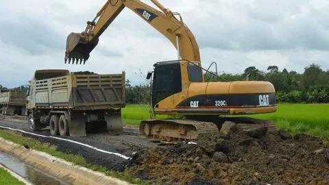 ฉาวโฉ่ ถนน 12 ล้านที่ตรัง เปื่อยยุ่ยพังยวบยาบ เซ็นตรวจรับเบิกเงินเรียบร้อย