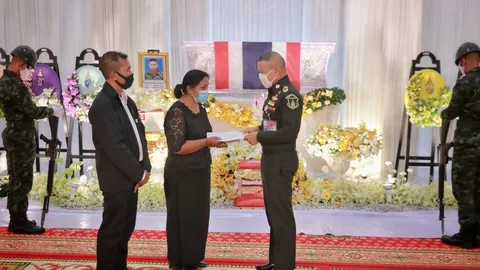 ผบ.ทบ. ร่วมงานศพ พร้อมปูนบำเหน็จ 7 ขั้น 'พลทหาร' ถูกลอบวางระเบิดใต้