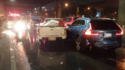ฝนตกถนนลื่น ทำรถชนกันระนาวกว่า 20 คันบนวิภาวดีรังสิต ช่วงหลักสี่