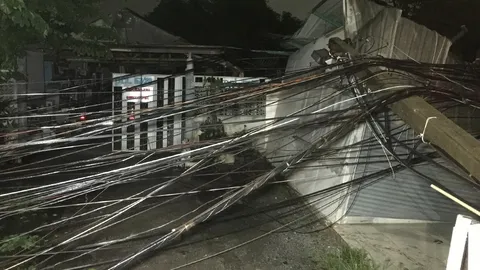 รถพ่วง 18 ล้อเสียหลักชนเสาไฟหัก 8 ต้น ล้มทับบ้านคน ท่อส่งน้ำประปาแตก