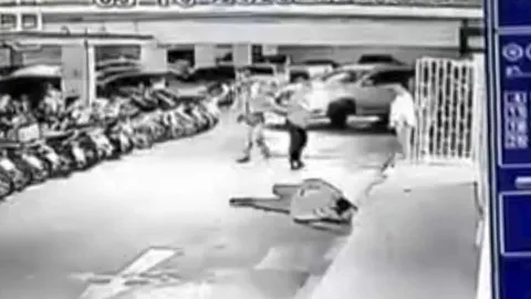 เตรียมแจ้งข้อหา พันโทโหด 2 รุม 1 กระทืบพลเรือน คาแฟลตสวัสดิการ ทบ. (คลิป) 