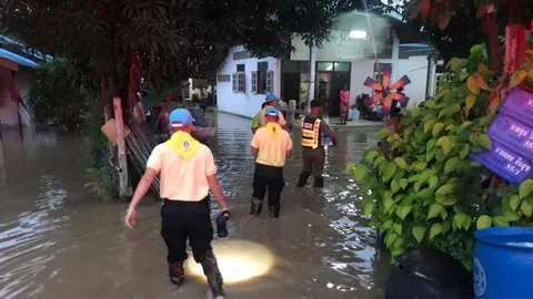 ตำรวจทางหลวง ลุยช่วยชาวบ้านริมลำตะคอง น้ำเขาใหญ่ทะลักเข้าท่วม 