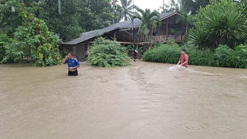 ฝนตกตลอดคืน "เพชรบุรี" อ่วมไม่แพ้กัน น้ำทะลักท่วมกว่า 400 หลังคาเรือน
