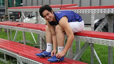 “โดนัท ภัทรพลฒ์” โชว์ลีลาจอมเลื้อย ซ้อมเตะฟุตบอลเป็นเหตุทำสาวๆ ใจเต้นแรง