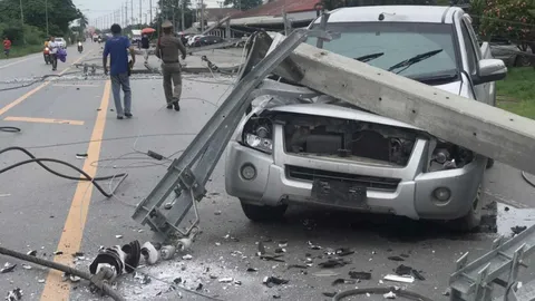 สุดเสียว ปิกอัพชนเสาไฟล้ม 9 ต้น ทับรถ 5 คัน เก๋งเอ็มจีรอดหวุดหวิด (คลิป)