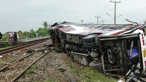 ผู้รอดชีวิตรถบัสคณะกฐิน เผย มีหวูดรถไฟแล้วก็โครมสนั่นรถหมุนคว้างคนกระจาย (คลิป)