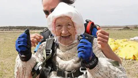 นักดิ่งพสุธาหญิงชราสุดส้ินใจ